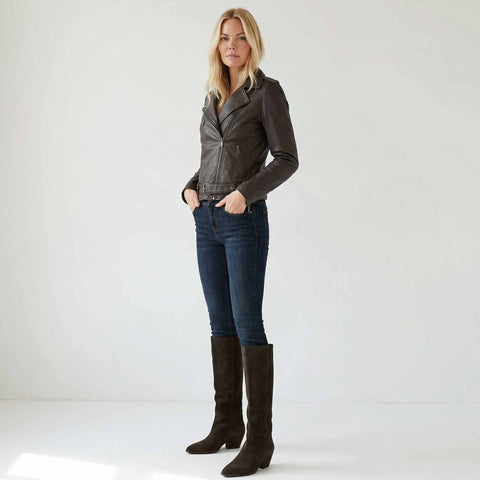 Transmission Bikerjack Leder Donkerbruin, tall kleding voor lange vrouwen, gedragen door model
