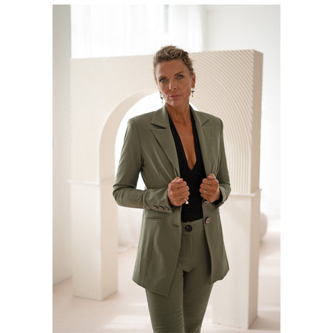 LongLady Blazer Cynthia, tall kleding voor lange vrouwen, gedragen door model
