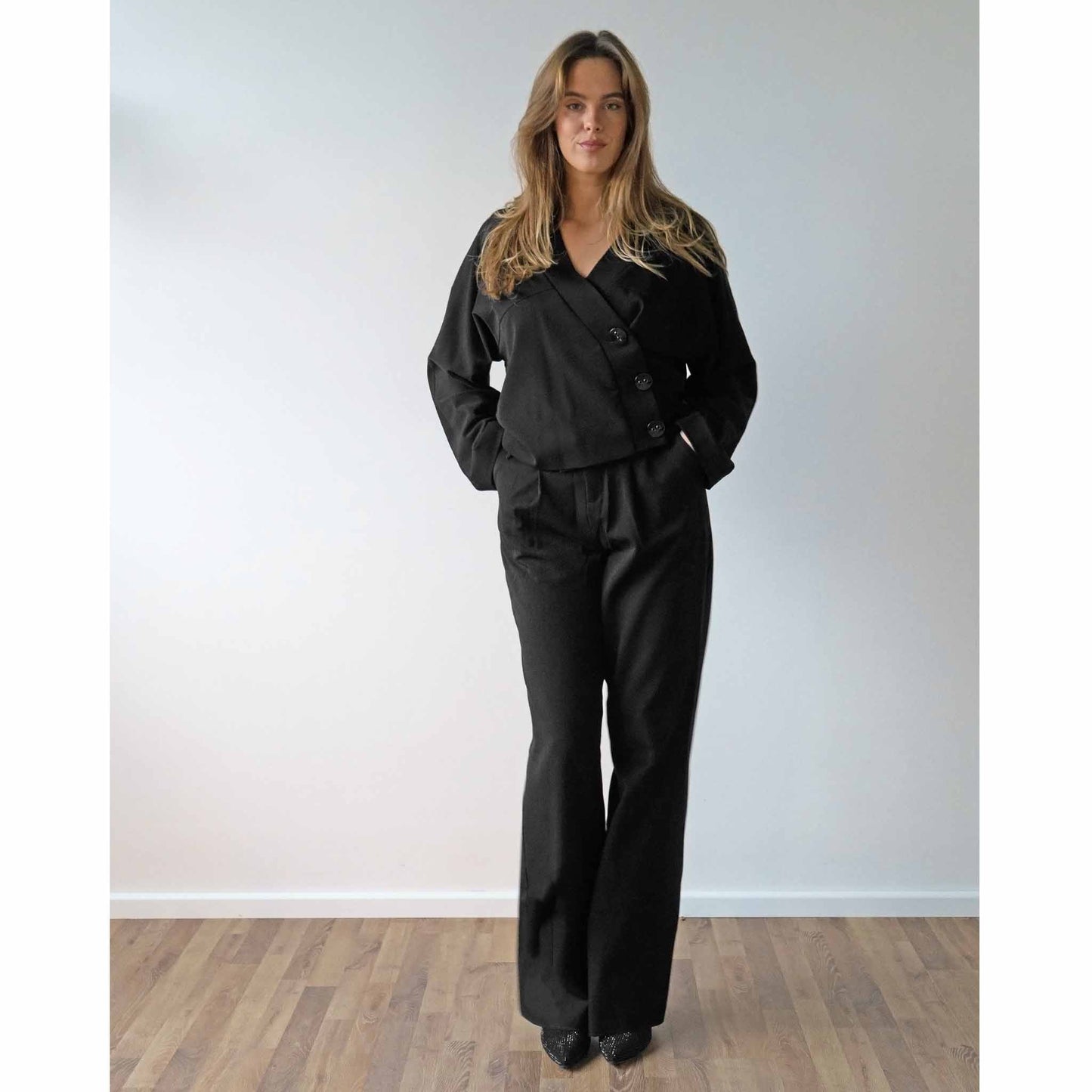 Blazer lange vrouwen Longlady Carry in zwart model aanzicht