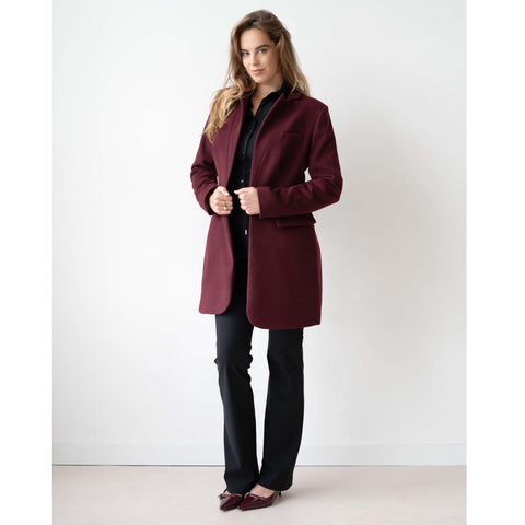 Longlady Jas Christianne Bordeaux, tall kleding voor lange vrouwen, gedragen door model