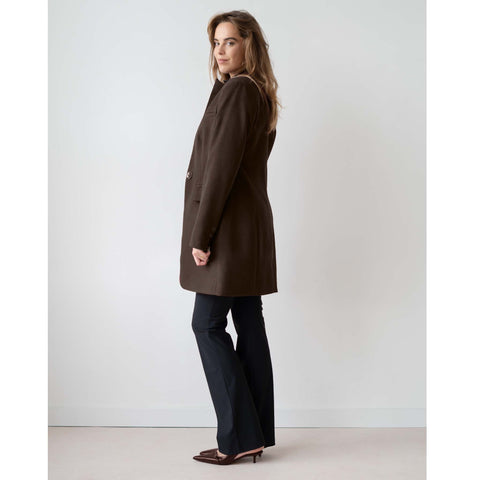 Longlady Jas Christianne Bruin, tall kleding voor lange vrouwen, gedragen door model