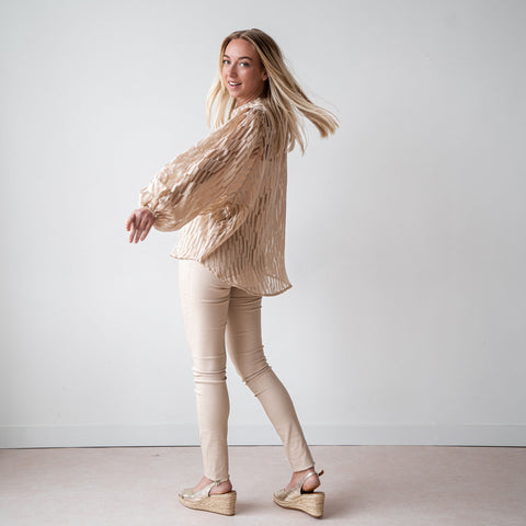 ICNK Blouse Peggy, tall kleding voor lange vrouwen, gedragen door model