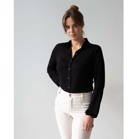 Longlady Blouse Doortje Zwart, tall kleding voor lange vrouwen, gedragen door model