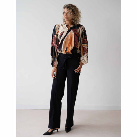 NED Blouse Maldon Mother of Pearl, tall kleding voor lange vrouwen, gedragen door model