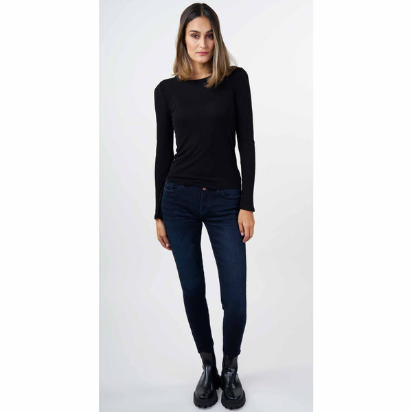 Bluefire Lara Blue Black, tall kleding voor lange vrouwen, gedragen door model
