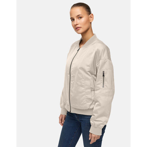 Manisa Bomberjack Champagne, tall kleding voor lange vrouwen, gedragen door model