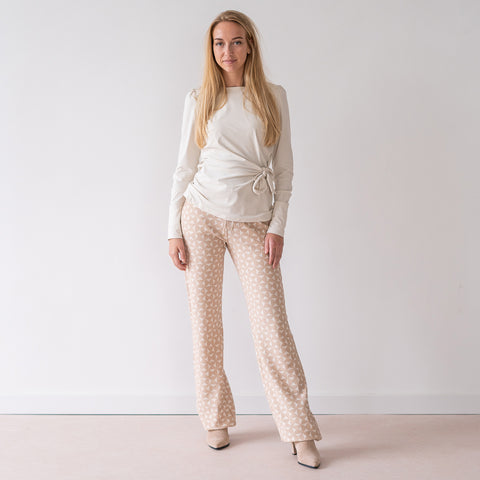Aime Broek Brava, tall kleding voor lange vrouwen, gedragen door model