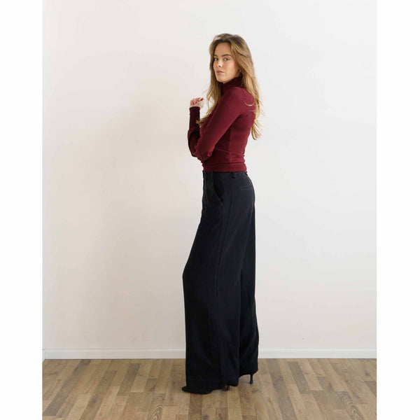 Bloomers Broek Luisa Lyocell Zwart, tall kleding voor lange vrouwen, gedragen door model