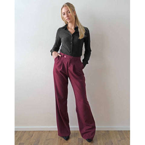 Longlady Broek Becky Bordeaux, tall kleding voor lange vrouwen, gedragen door model