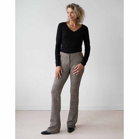 LongLady Broek Berinda Zwart, tall kleding voor lange vrouwen, gedragen door model