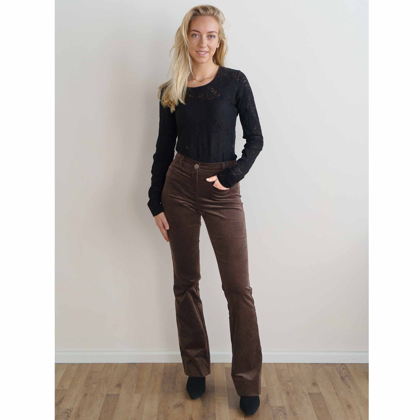 Broek lange benen Longlady Bobanne Bruin voor model