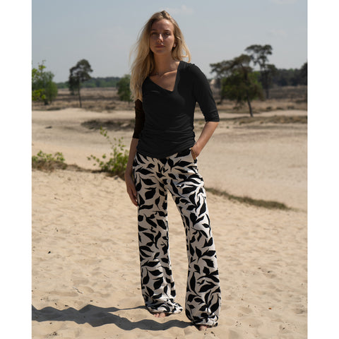 Longlady Shirt Tessy Zwart, tall kleding voor lange vrouwen, gedragen door model