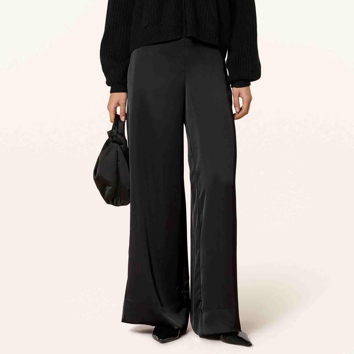 Mac Broek Coralie Satin Zwart, tall kleding voor lange vrouwen, gedragen door model