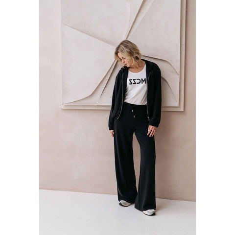 Maicazz Broek Pipa Cool Grey, tall kleding voor lange vrouwen, gedragen door model