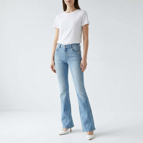 LTB Jeans Fallon Caleya, tall jeans voor lange dames, gedragen door model