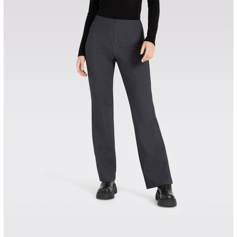 Mac Jeans Flare Dark Grey, tall jeans voor lange dames, gedragen door model