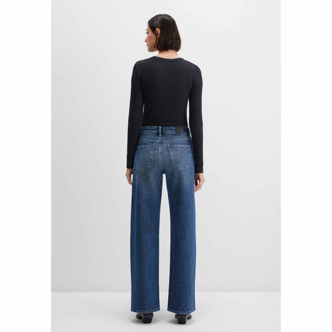 Mavi Jeans Malibu Dark Brushed Rhinestone, jeans in tall met lange benen, achteraanzicht