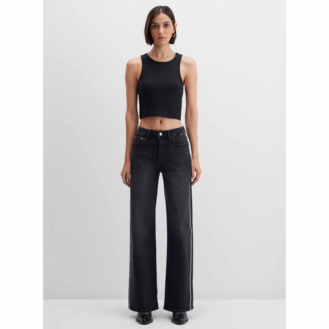 Mavi Jeans Malibu Dark Smoke Band, tall jeans voor lange dames, gedragen door model