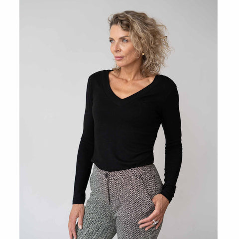 Longlady Truitje Felicia Zwart, tall kleding voor lange vrouwen, gedragen door model