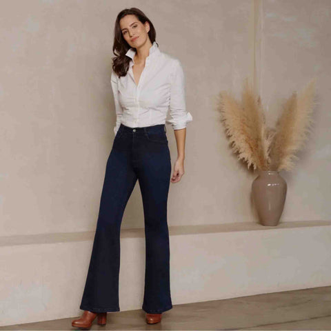 Wonderjeans WF Flared Blue Used, tall jeans voor lange dames, gedragen door model