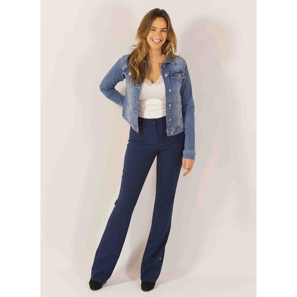 BlueFire Jeans Jack Pacific wash, tall jeans voor lange dames, gedragen door model